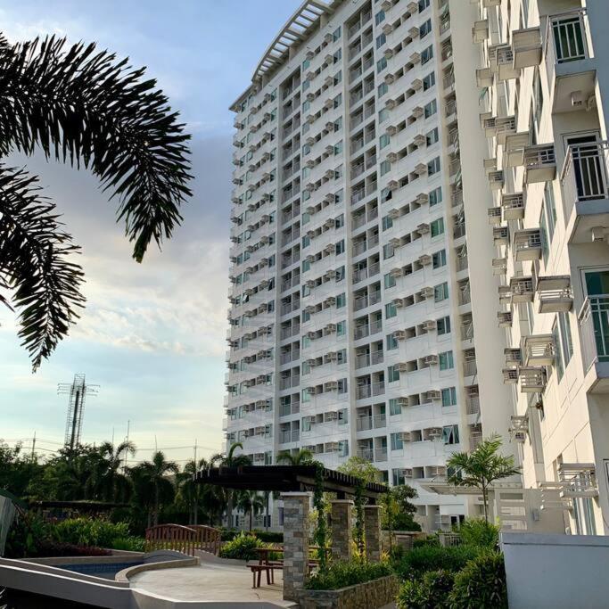 At Home Condo With Free Pool Access Manila Exterior foto